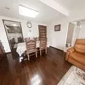 シテヌーブ北千住３０ ダークブラウンの床と統一感ある家具が高級感を演出し、キッチンとの動線も良好な開放的リビングです。