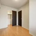 メガシティテラス 各洋室に1つずつウォークインクローゼットが備わっています。お部屋の中をスッキリと片付けられます。