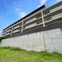 ジオ調布 外観：南斜面地に建設されているため、隣地との高低差があります