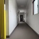 ライオンズマンション大森第８ 開口部から自然光が入る明るい共用廊下