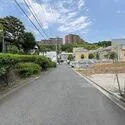 横浜市都筑区茅ケ崎東２丁目 前面道路（２０２６年６月撮影）