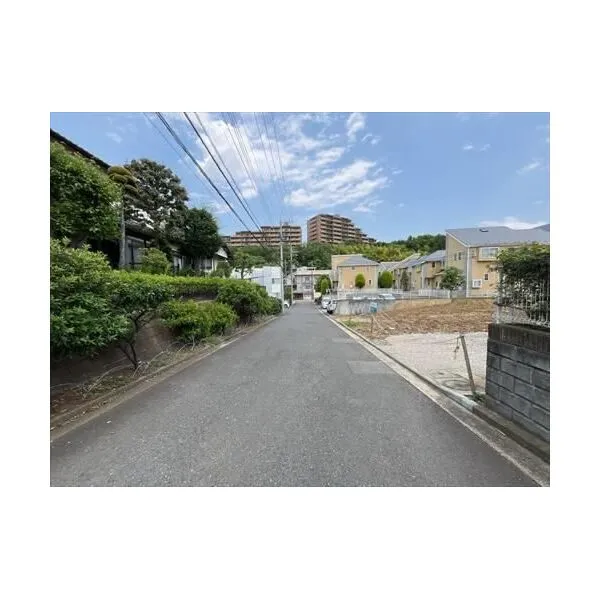 横浜市都筑区茅ケ崎東２丁目 前面道路（２０２６年６月撮影）
