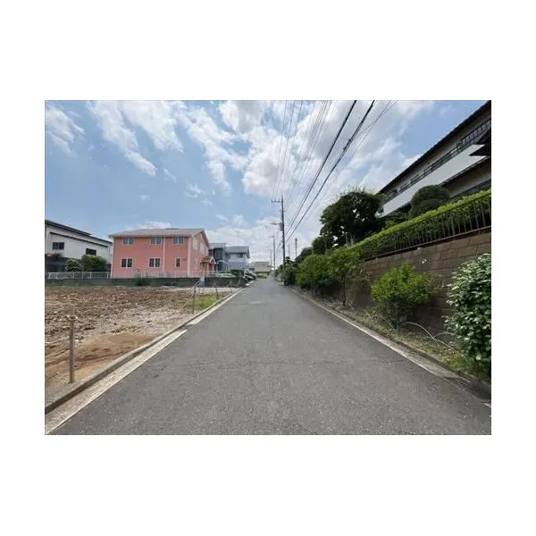 横浜市都筑区茅ケ崎東２丁目 前面道路（２０２６年６月撮影）