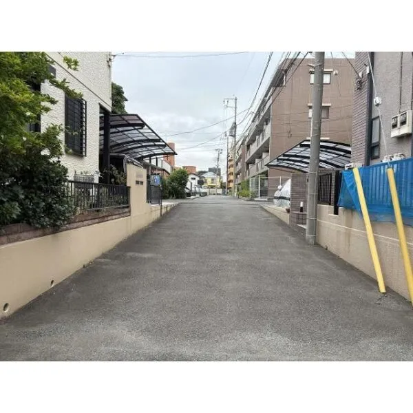 横浜市港北区大倉山４丁目 前面道路含む現地写真