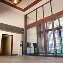 ナイスクオリティス横濱鶴見 【エントランス】来訪者を住戸内のTVモニターで確認してからエントランスドアを開錠できるオートロッ・…