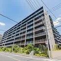 ザ・パークハウス和光市 シャープなデザインと整えられた植栽が印象的な外観。