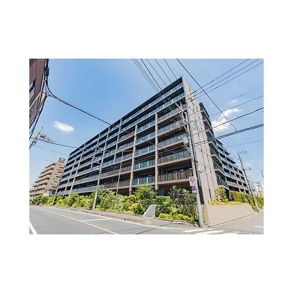 ザ・パークハウス和光市 シャープなデザインと整えられた植栽が印象的な外観。