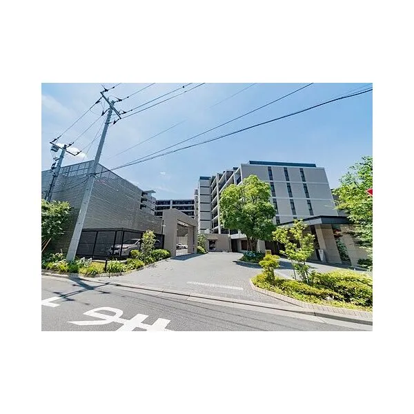ザ・パークハウス和光市 開放感あふれる車寄せと歩車分離による安全性を両立。