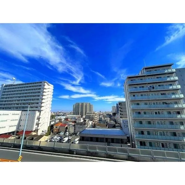 アデニウム新小岩II 南東側眺望　前面建物との距離があり日照通風良好