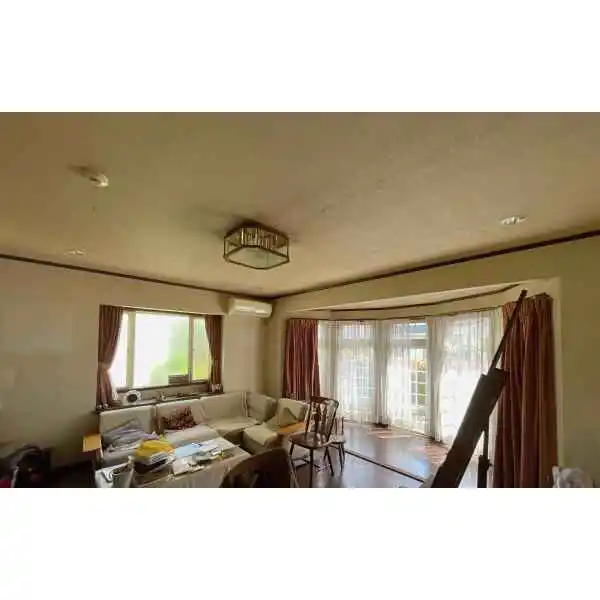 町田市三輪緑山２丁目 大きな窓は開放感があり、暖かい日が差し込みます。