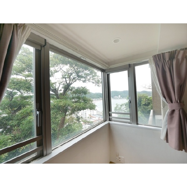 東急ドエル・逗子披露山シーサイドコート 約10.6畳の洋室からの眺望。家具・調度品は価格に含まれません。