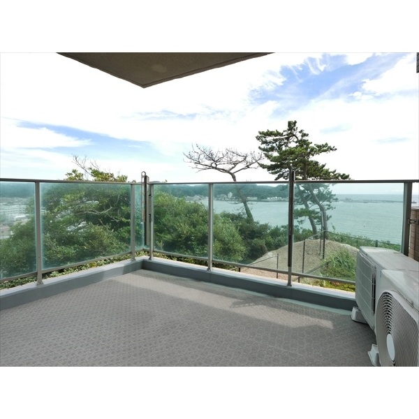 東急ドエル・逗子披露山シーサイドコート 室外機置場からの眺望。家具・調度品は価格に含まれません。バルコニーかの眺望。