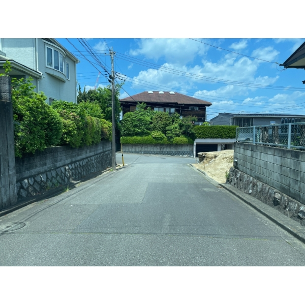 多摩市桜ヶ丘１丁目 東側前面道路