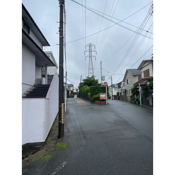 横浜市南区六ツ川３丁目 前面道路含む外観