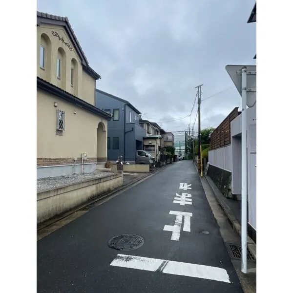 横浜市南区六ツ川３丁目 前面道路含む外観