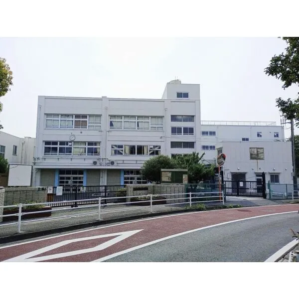 横浜市南区六ツ川3丁目 六つ川台小学校(小学校)まで約430m(徒歩6分)
