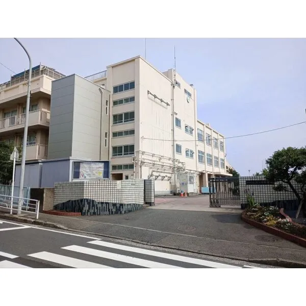 横浜市南区六ツ川3丁目 六ツ川中学校(中学校)まで約480m(徒歩6分)