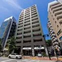アクシルコート島津山南 洗練されたグリーンタイルの外観