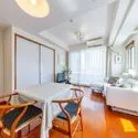 アクシルコート島津山南 窓が多く明るい天井高約2.7mのリビング空間