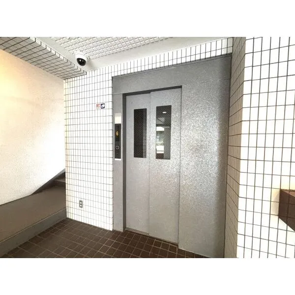 メイゾン仲池上 ホールに防犯カメラがあるエレベーター
