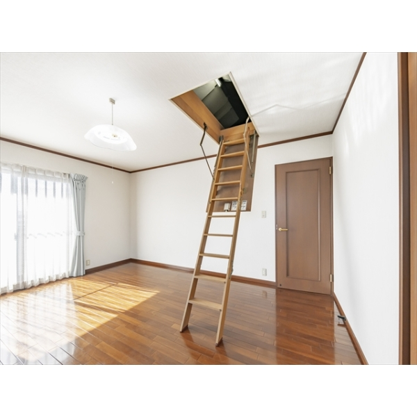 安城市川島町東屋敷 洋室2には屋根裏収納もございます!