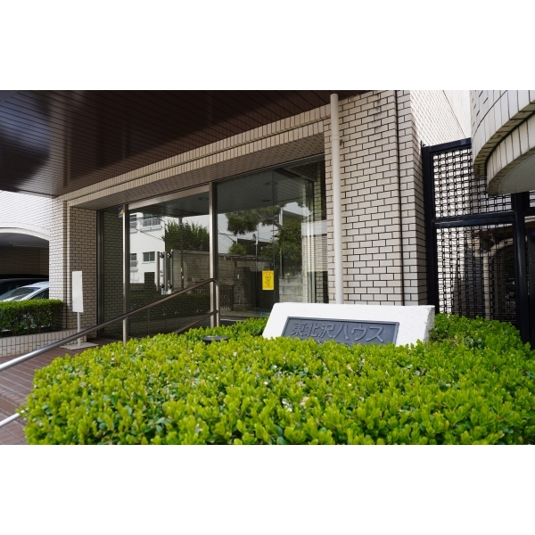 東北沢ハウス 植栽に彩られたエントランスが、住まう人を心地よく迎えます。