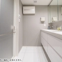 東北沢ハウス 洗面室：並んで使えるツーボウル洗面。ゆとりある設計で朝の身支度も快適