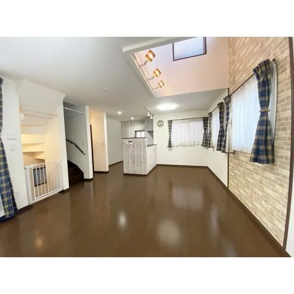 横浜市港北区高田西１丁目 【リビングダイニング】広々約18.75帖のLDKは3面採光で明るい室内。家族の顔が見えやすいリビン…