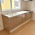 大和市福田１丁目 ２，５５０幅のシステムキッチン。前面が窓の為、明るく換気も充分です。