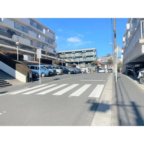 ヒルズ横浜南ガーデニア弐号棟 前面道路