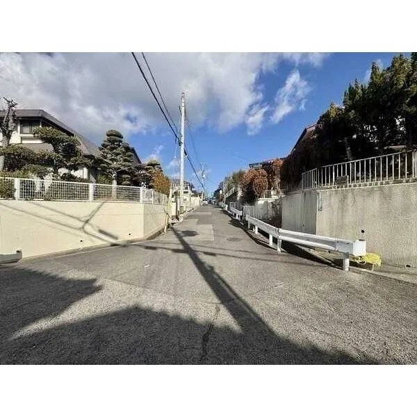 神戸市須磨区東落合2丁目 第一種低層住居専用地域内の閑静な住宅街に位置しています。ゆったりと落ち着きのある暮らしが叶います。