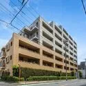 ファストジュール練馬春日町 2025年10月室内リフォーム実施。地上8階建ての5階部分、角住戸につき陽当り・通風・眺望良好です。
