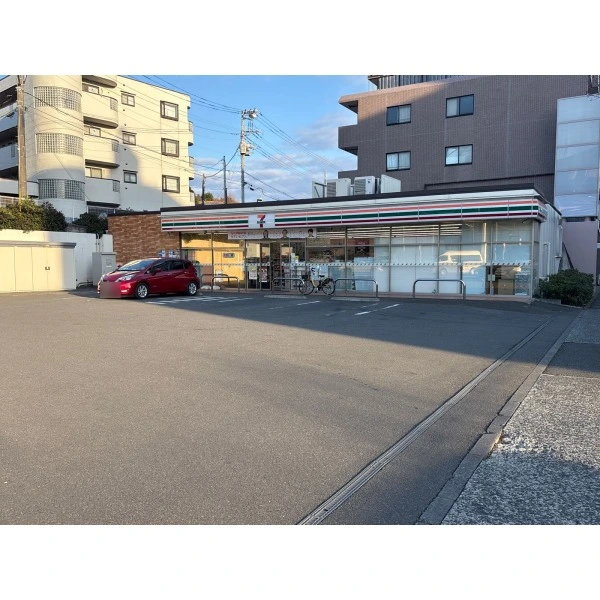 ヒルトップコートきらめきの街四番館 セブン-イレブン 横浜北山田1丁目店（コンビニ）まで約320m（徒歩4分）