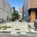 杉並区井草５丁目 駐車場：写真中央部より右手側が対象地(撮影年月：2026年08月)