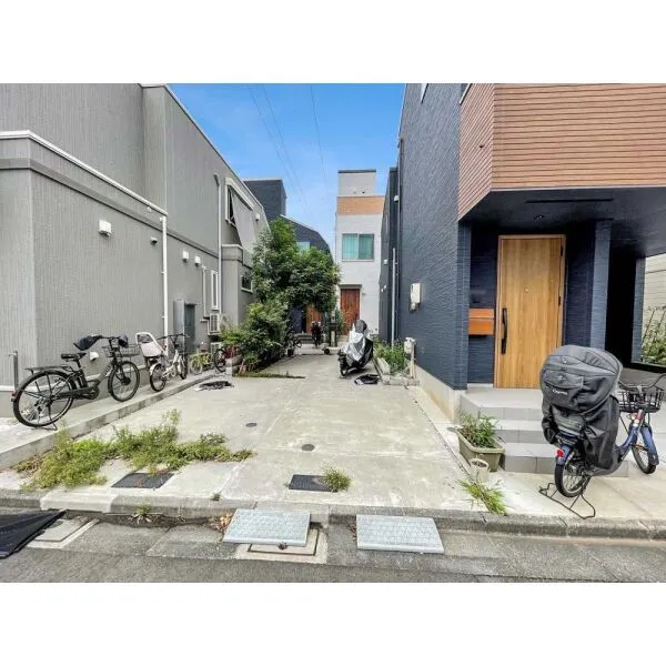 杉並区井草５丁目 駐車場：写真中央部より右手側が対象地(撮影年月：2026年08月)