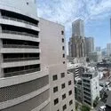 ブリリアウェリス月島 バルコニーからもんじゃストリート方面を眺めると高層建物の夜景を綺麗に望むことができます。
