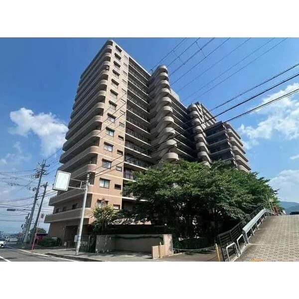 ロータリーマンション西大津3番館 JR湖西線「大津京」駅・京阪石山坂本線「京阪大津京」駅徒歩8分。地上14階建ての最上階です。