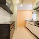アールヴェール多摩川 半独立型キッチンでリビングの様子をみながらも丸見えになりにくい配置となっています