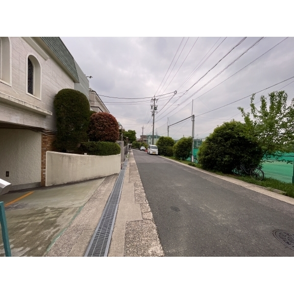 ベルシャトー南山 前面道路