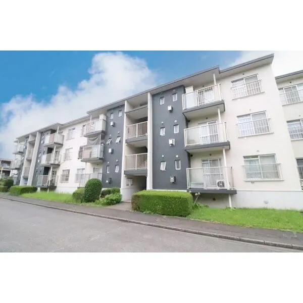 希望ヶ丘グリーンハイツ 周辺には戸建て住宅や低層マンションがゆったりと建っており、緑に恵まれた静かで落ち着いた住環境です。