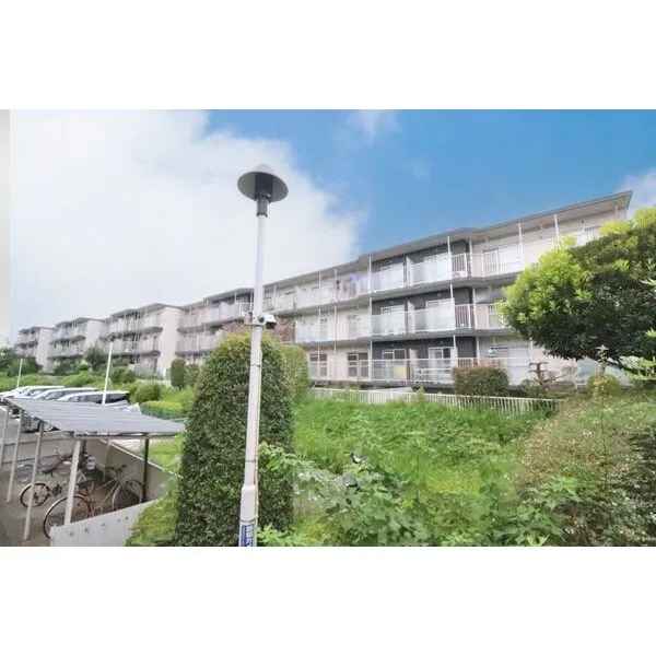 希望ヶ丘グリーンハイツ 1981年11月築。総戸数51戸の3階建てマンションです。