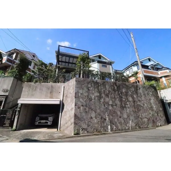 鎌倉市鎌倉山４丁目 立派な擁壁が高級感を演出します