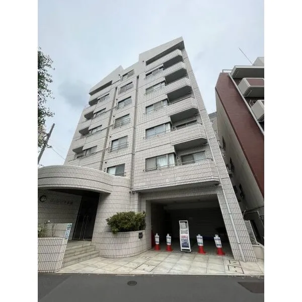 ヴェラハイツ広尾 白を基調とした外観で街並みと調和するデザイン