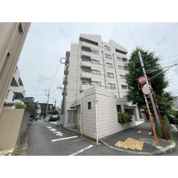 ヴェラハイツ広尾 2面道路に接道しており、周囲にも空間が広がっております