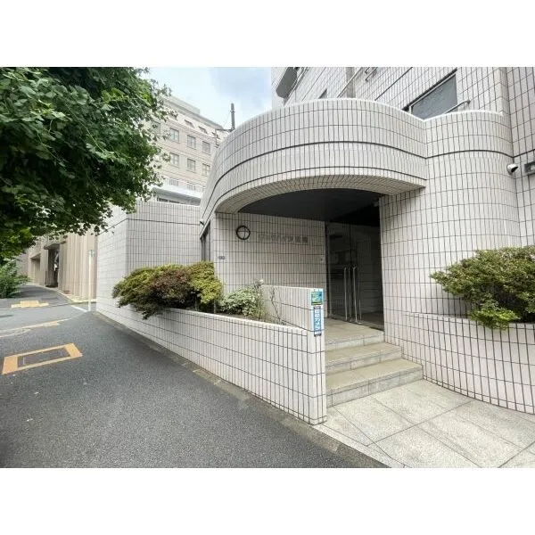 ヴェラハイツ広尾 前面歩道も整備され通行にもゆとりがあります