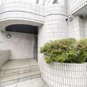 ヴェラハイツ広尾 植栽も設置され、管理の行き届いたエントランス