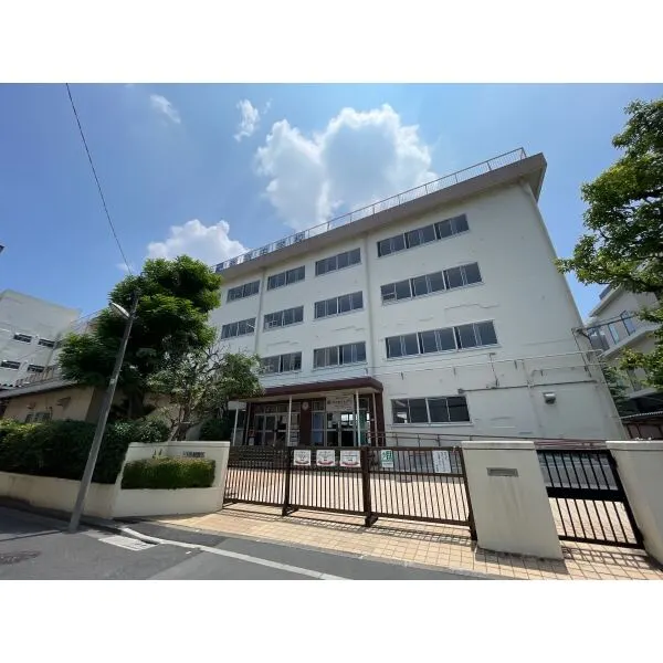 金町コーポA棟 区立新宿中学校（中学校）まで約700m（徒歩9分）