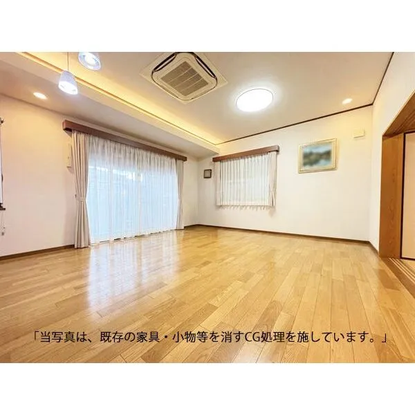 荒川区東尾久8丁目 LDKは広々17.5帖。南向きウッドデッキに面しており、明るく開放的です(家具消し加工済み)