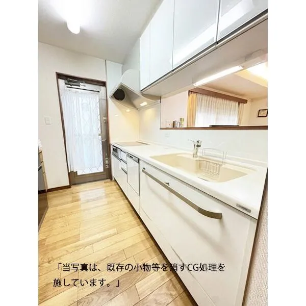 荒川区東尾久8丁目 対面式システムキッチンはウッドデッキへの勝手口付き。ビルトイン食洗機付き。(家具消し加工済み)