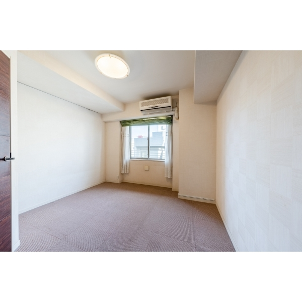 アリビオーレ神楽坂 洋室約6.5畳　※家具・調度品等は販売価格に含まれません。
